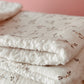 Ma couverture SIMONE - Sherpa ivoire écru à motifs fleuris L atelier Oz et fee