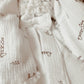Doudou lange / doudou couverture en fausse fourrure Fantaisy beige et en doubles gazes de coton blanc cassé et Girafons L atelier Oz et fee
