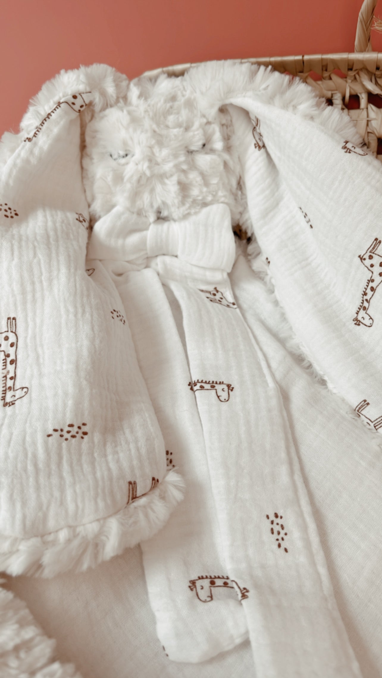 Doudou lange / doudou couverture en fausse fourrure Fantaisy beige et en doubles gazes de coton blanc cassé et Girafons L atelier Oz et fee