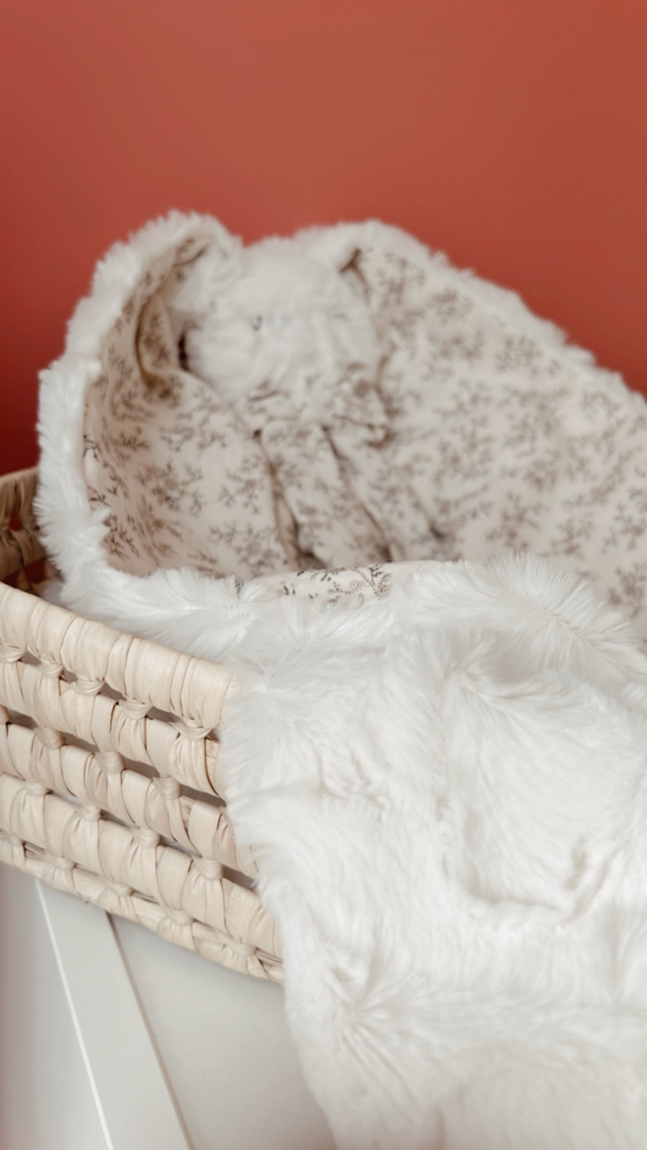 Doudou lange / doudou couverture en fausse fourrure écru  et gaze de coton écru à motifs fleuris L atelier Oz et fee