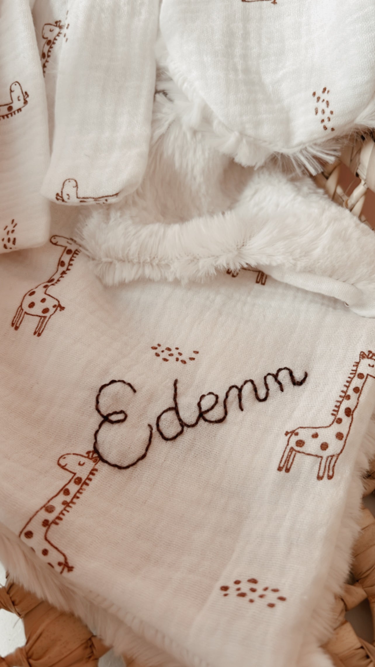 Doudou lapin lange / doudou couverture en fausse fourrure écru et gaze de coton Bio Girafons L atelier Oz et fee