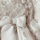 Doudou lange / doudou couverture en fausse fourrure Fantaisy beige et en doubles gazes de coton blanc cassé et Girafons L atelier Oz et fee