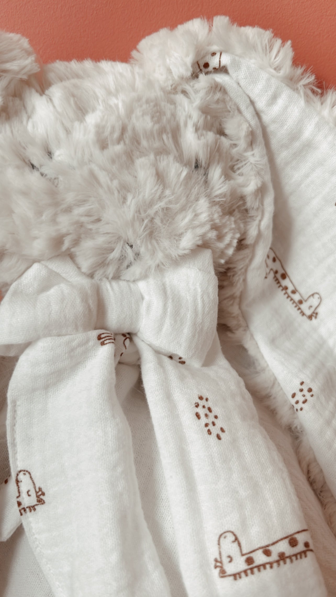 Doudou lange / doudou couverture en fausse fourrure Fantaisy beige et en doubles gazes de coton blanc cassé et Girafons L atelier Oz et fee