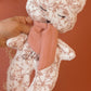 Doudou plat renard en Sherpa lait et gaze de coton à motifs.