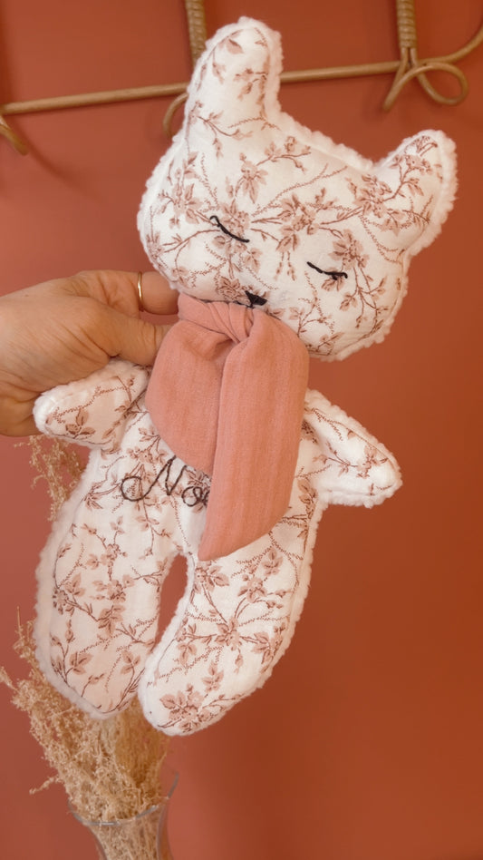 Doudou plat renard en Sherpa lait et gaze de coton à motifs.