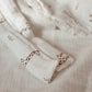 Doudou lange / doudou couverture en fausse fourrure Fantaisy beige et en doubles gazes de coton blanc cassé et Girafons L atelier Oz et fee