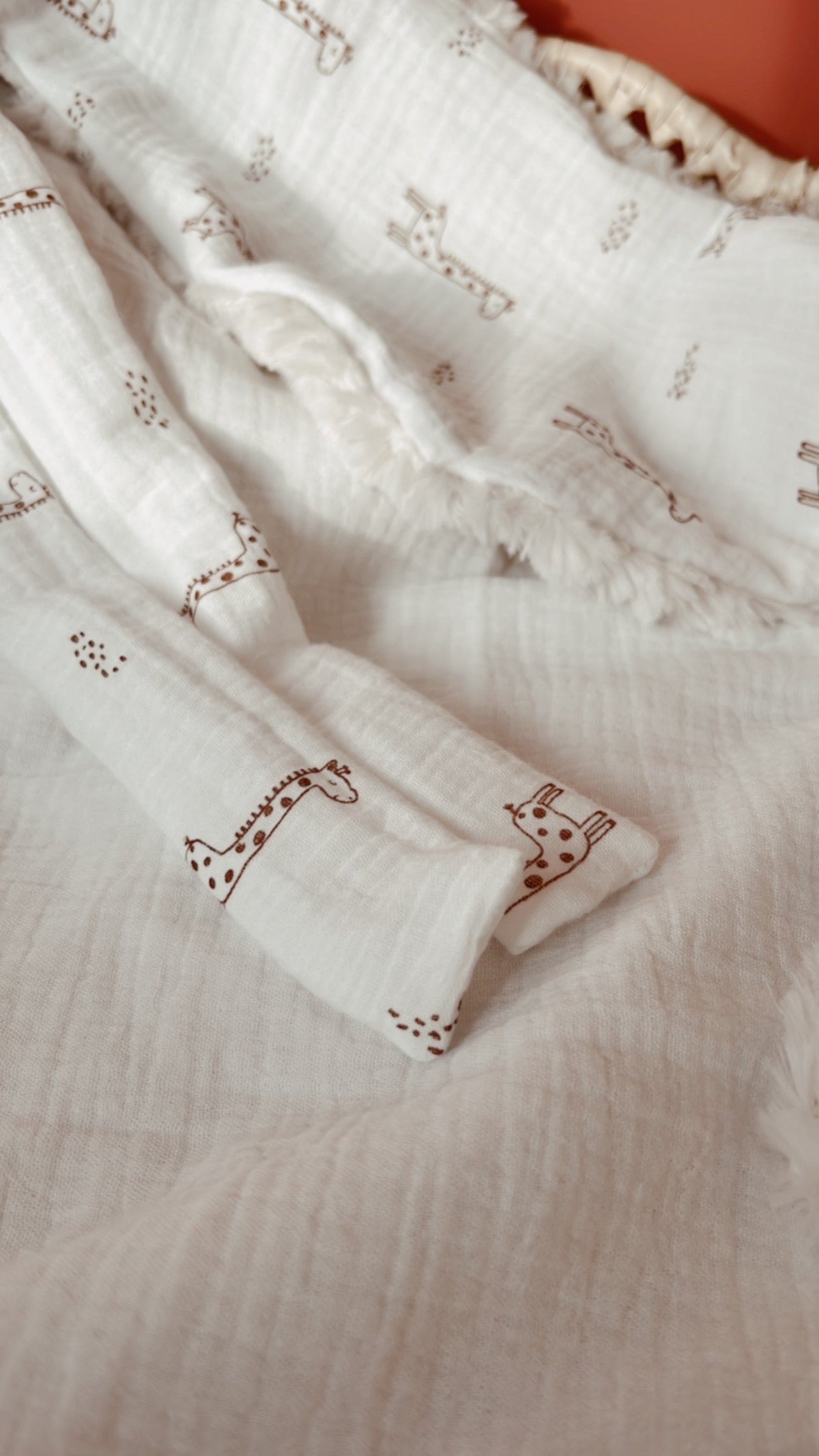 Doudou lange / doudou couverture en fausse fourrure Fantaisy beige et en doubles gazes de coton blanc cassé et Girafons L atelier Oz et fee