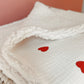 Couverture Love Sherpa ivoire - Grands coeurs rouges L atelier Oz et fee