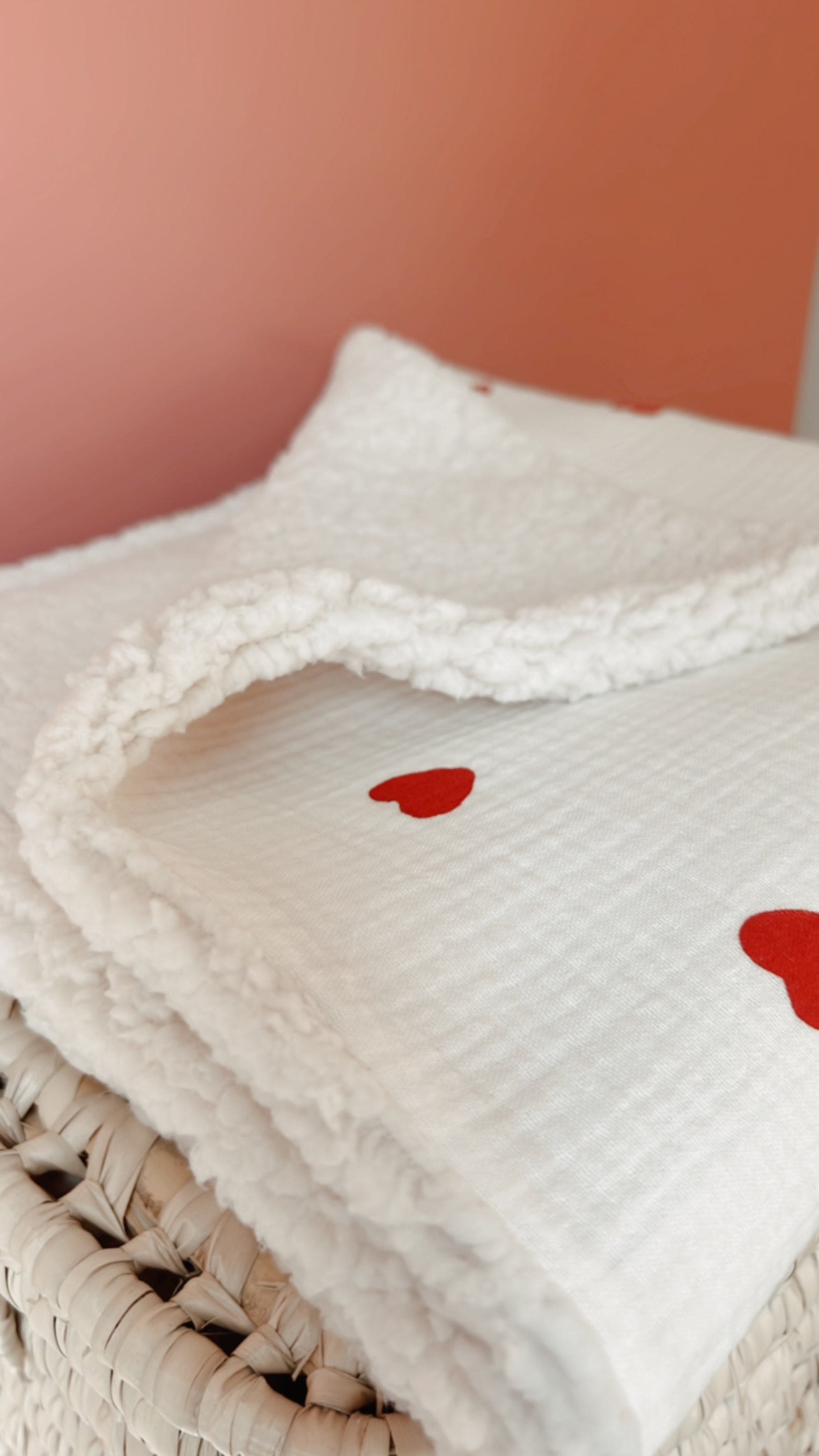 Couverture Love Sherpa ivoire - Grands coeurs rouges L atelier Oz et fee