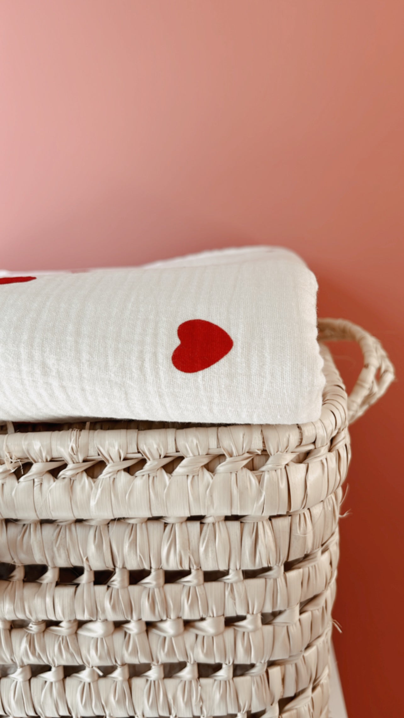 Couverture Love Sherpa ivoire - Grands coeurs rouges L atelier Oz et fee