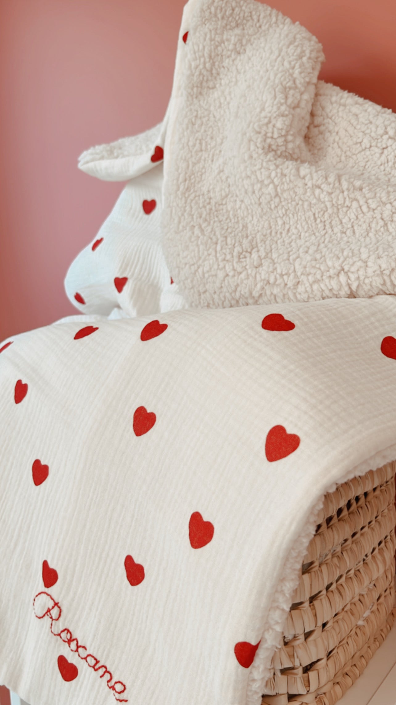 Couverture Love Sherpa ivoire - Grands coeurs rouges L atelier Oz et fee