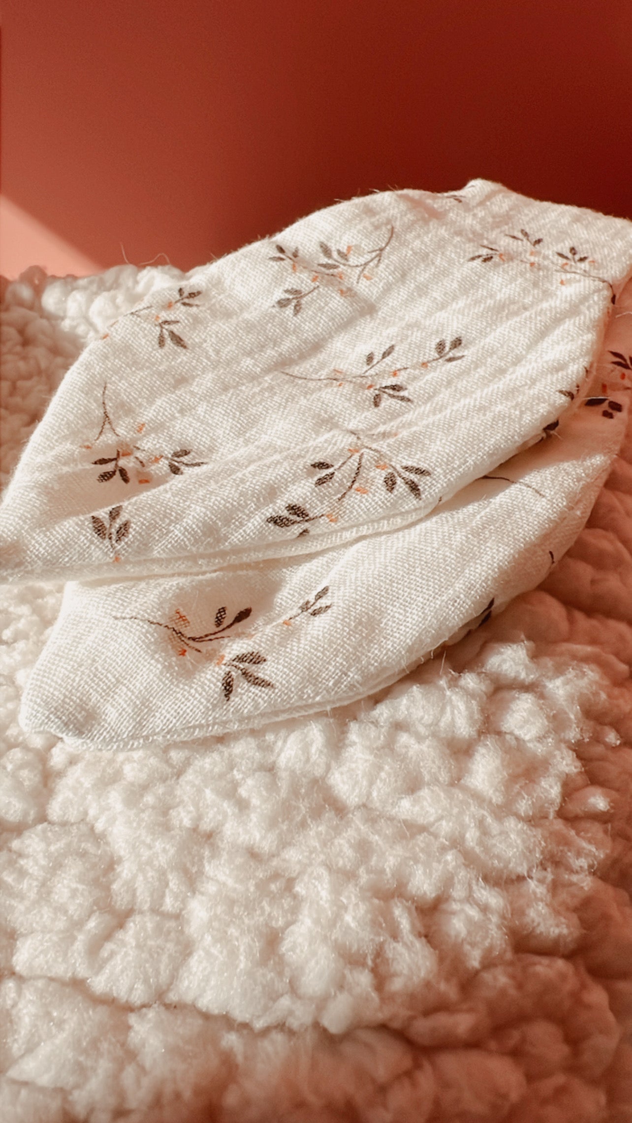 Range doudou / sac de rangement en Sherpa ivoire et noeuds en gaze de coton L atelier Oz et fee