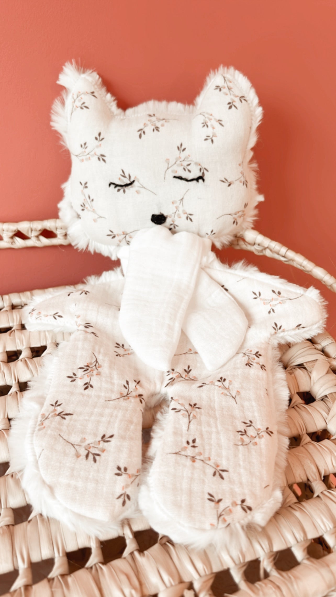 Doudou plat renard en fausse fourrure écru et gaze de coton à motifs certifié Oeko-tex L atelier Oz et fee