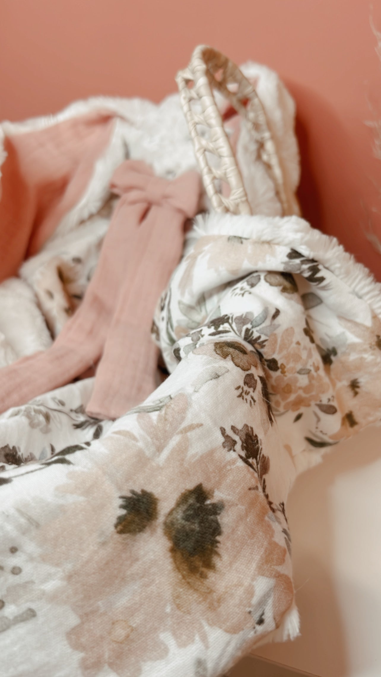 Doudou lange / doudou couverture  fourrure - Grandes fleurs roses.