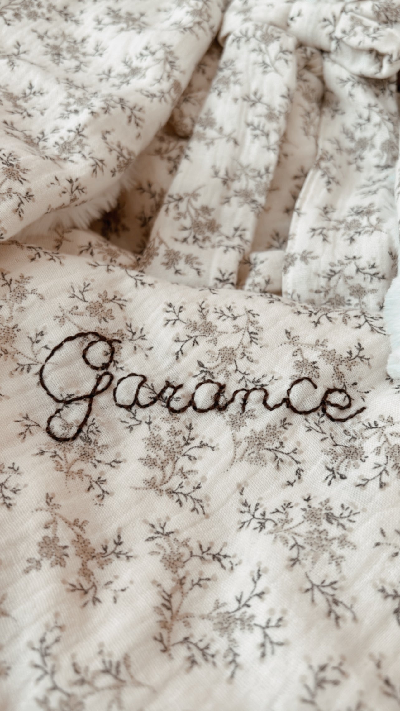 Doudou lange / doudou couverture en fausse fourrure écru  et gaze de coton écru à motifs fleuris L atelier Oz et fee