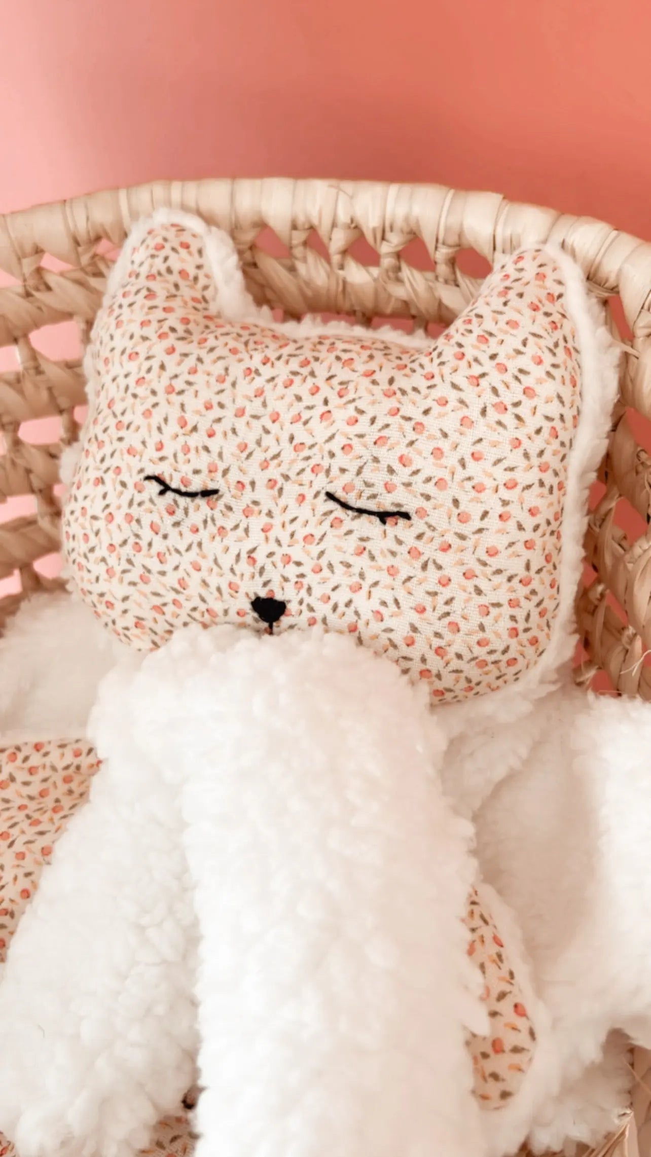 Doudou plat renard en Sherpa lait et gaze de coton à motifs. L atelier Oz et fee