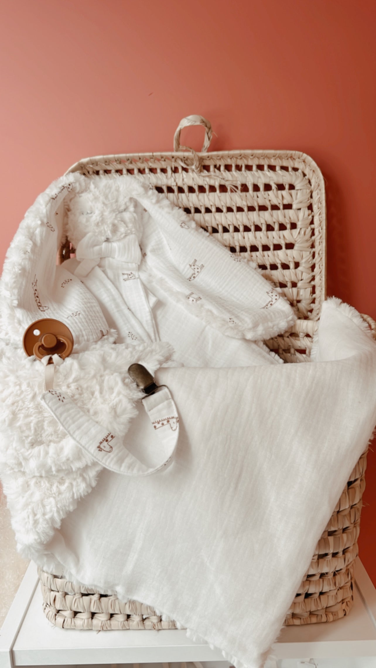 Doudou lange / doudou couverture en fausse fourrure Fantaisy beige et en doubles gazes de coton blanc cassé et Girafons L atelier Oz et fee