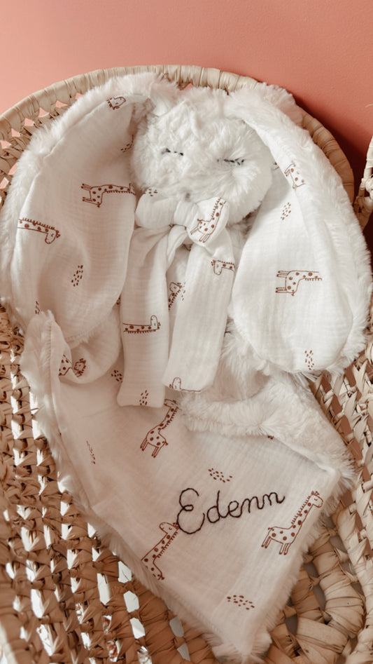 Doudou lapin lange / doudou couverture en fausse fourrure écru et gaze de coton Bio Girafons L atelier Oz et fee