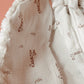Doudou lange / doudou couverture en fausse fourrure Fantaisy beige et en doubles gazes de coton blanc cassé et Girafons L atelier Oz et fee
