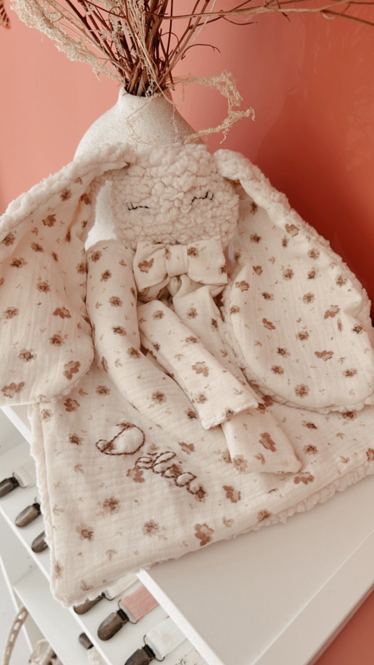 Doudou lapin lange en Sherpa ivoire et double gaze de coton Caramel L atelier Oz et fee