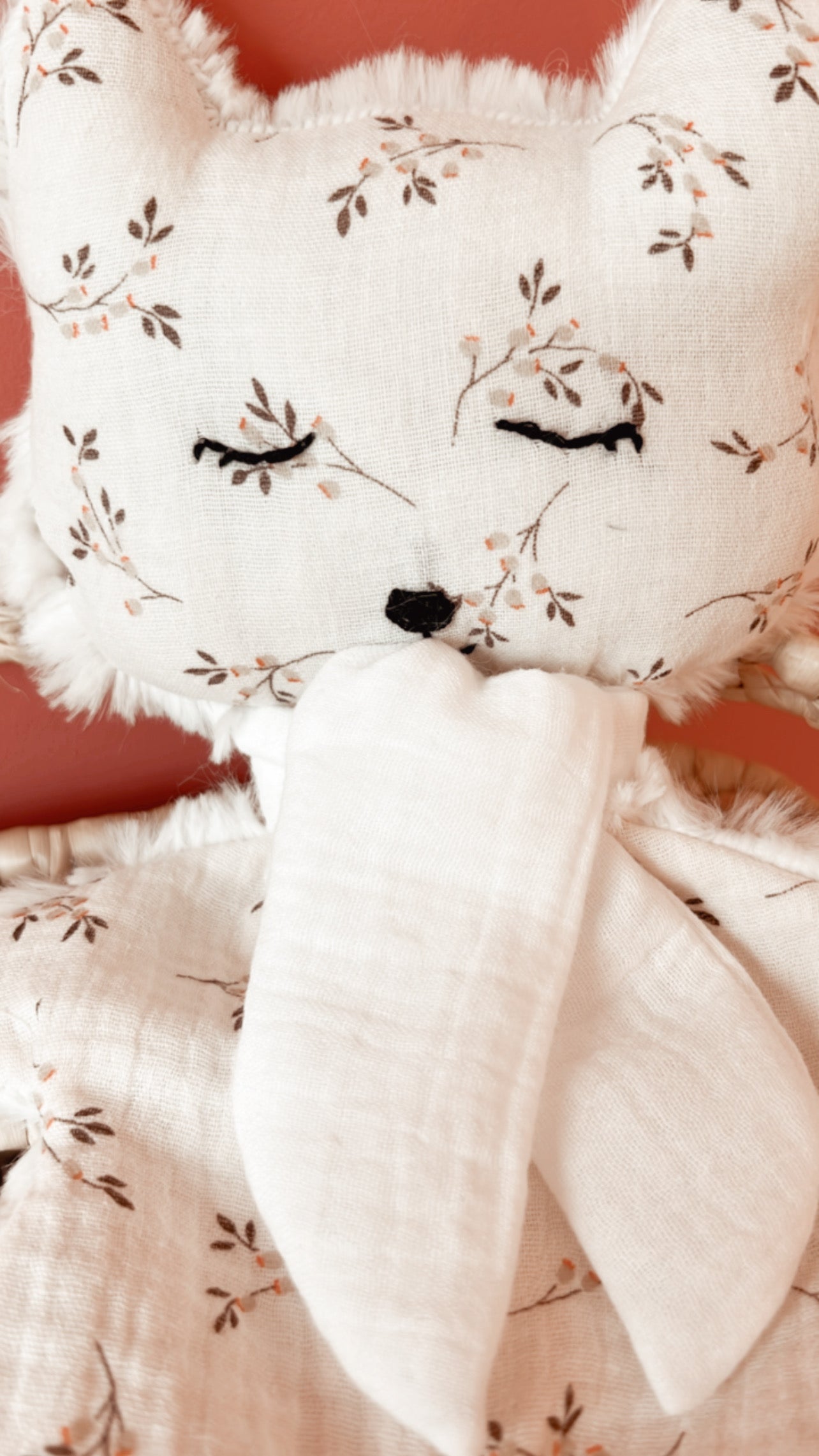 Doudou plat renard en fausse fourrure écru et gaze de coton à motifs certifié Oeko-tex L atelier Oz et fee