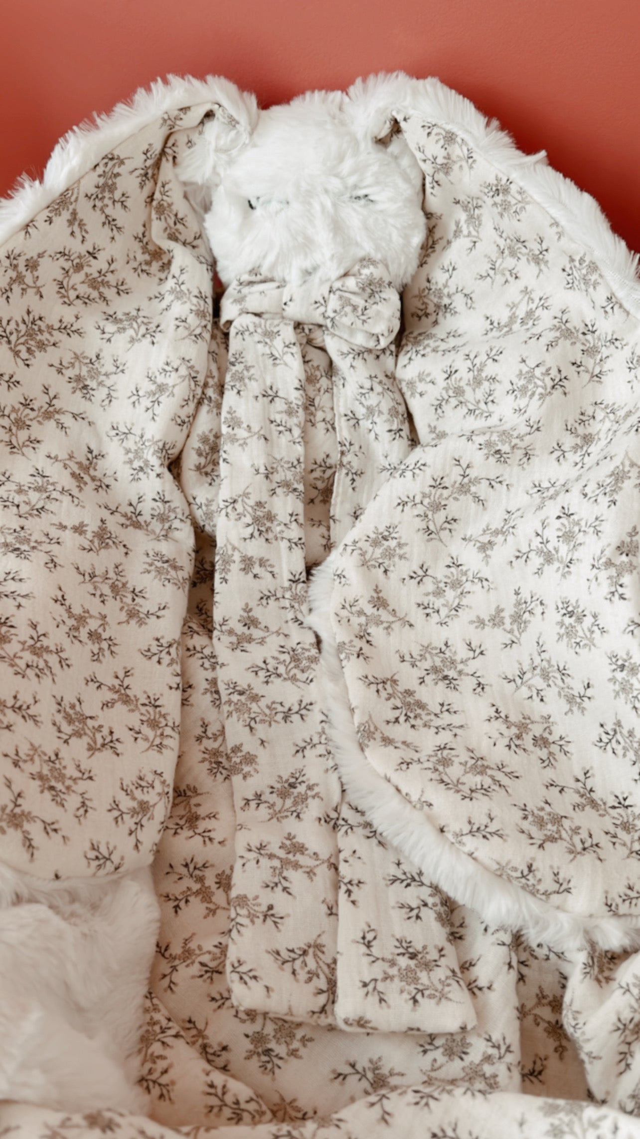Doudou lange / doudou couverture en fausse fourrure écru  et gaze de coton écru à motifs fleuris L atelier Oz et fee