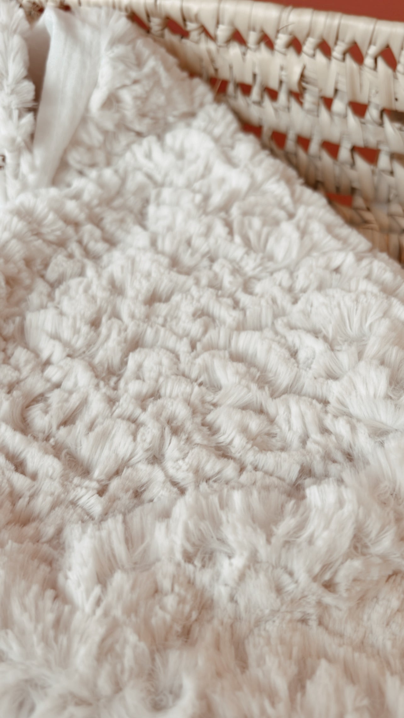 Doudou lange / doudou couverture en fausse fourrure Fantaisy beige et en doubles gazes de coton blanc cassé et Girafons L atelier Oz et fee