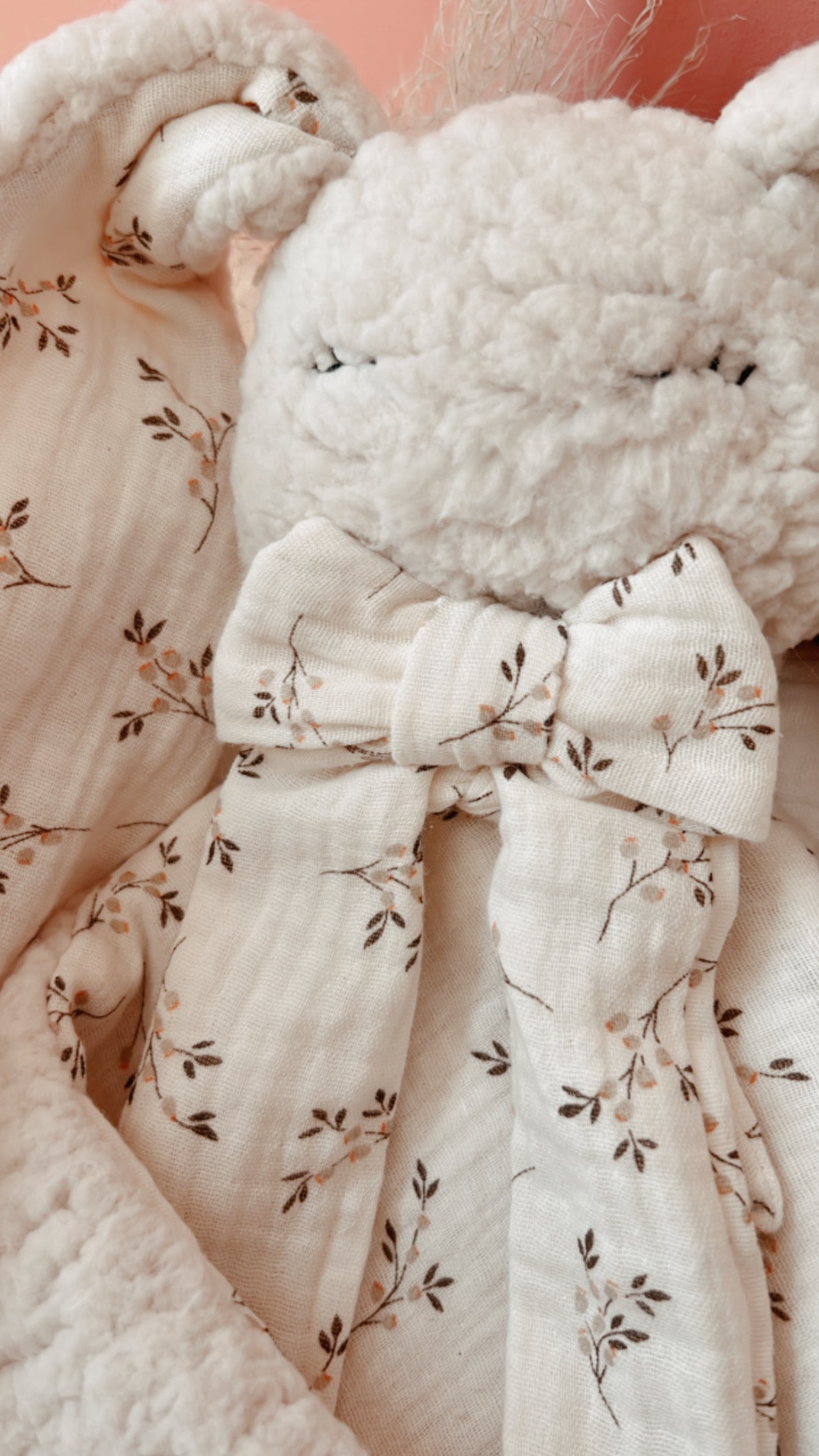 Doudou lapin lange en Sherpa ivoire et gaze Simone L atelier Oz et fee