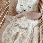 Doudou plat renard en Sherpa lait et gaze de coton à motifs. L atelier Oz et fee