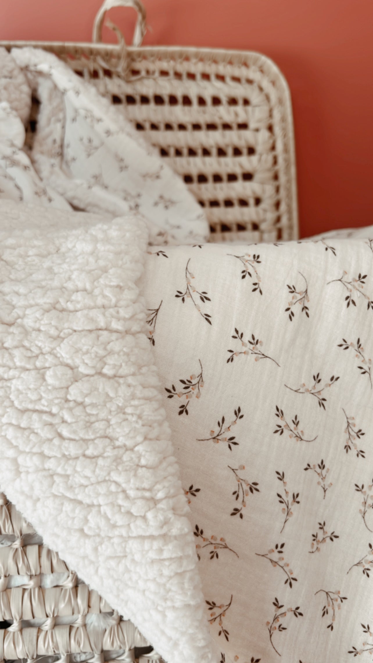 Doudou lapin lange en Sherpa ivoire et gaze Simone L atelier Oz et fee