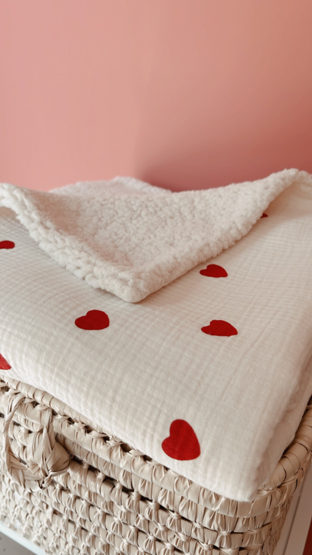 Couverture Love Sherpa ivoire - Grands coeurs rouges L atelier Oz et fee