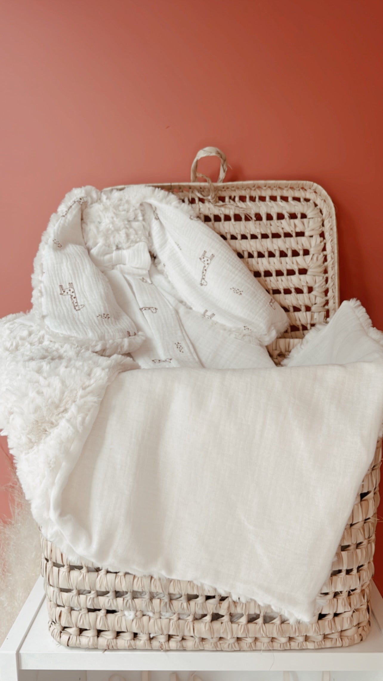 Doudou lange / doudou couverture en fausse fourrure Fantaisy beige et en doubles gazes de coton blanc cassé et Girafons L atelier Oz et fee