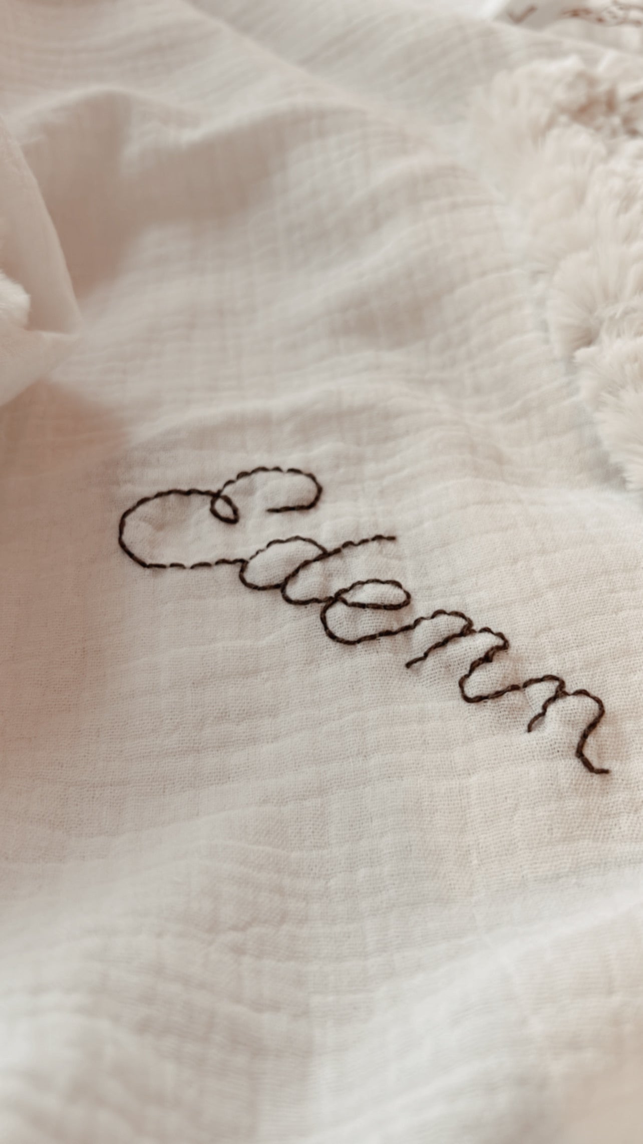 Doudou lange / doudou couverture en fausse fourrure Fantaisy beige et en doubles gazes de coton blanc cassé et Girafons L atelier Oz et fee