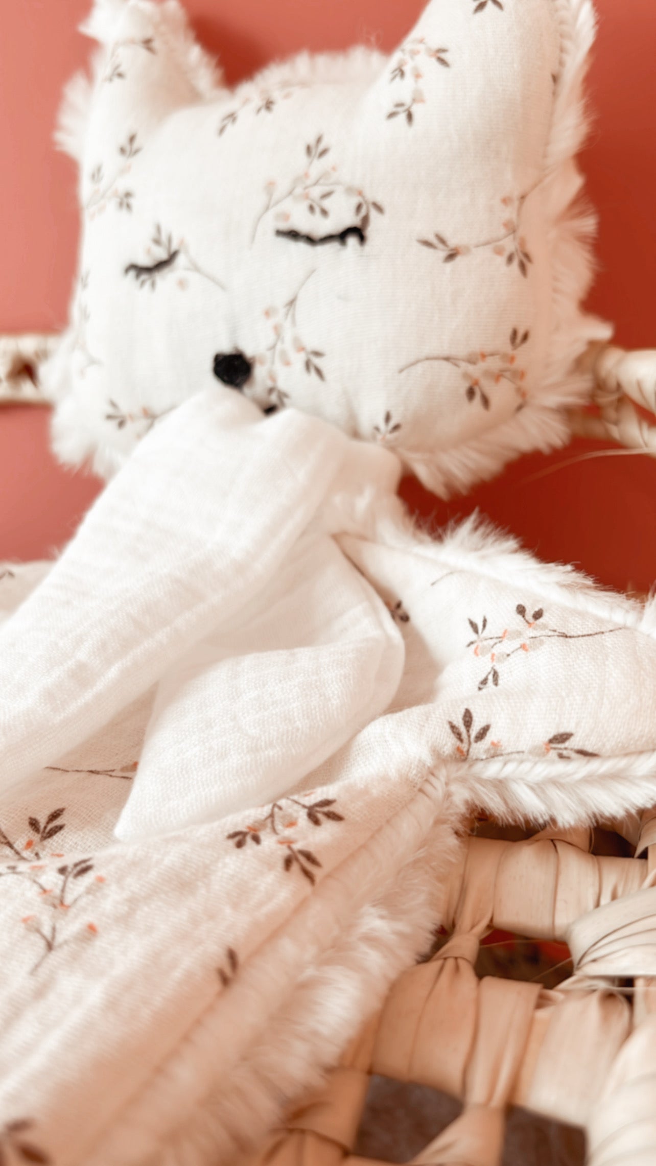 Doudou plat renard en fausse fourrure écru et gaze de coton à motifs certifié Oeko-tex L atelier Oz et fee