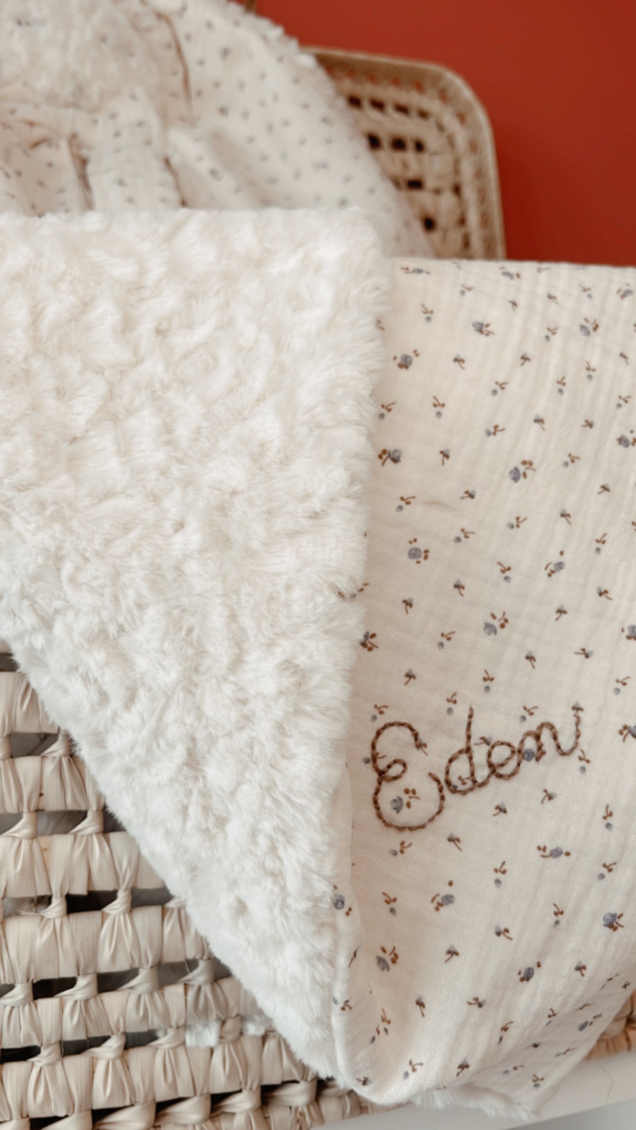 Doudou lapin / doudou couverture fourrure - Fleurs bleues L atelier Oz et fee