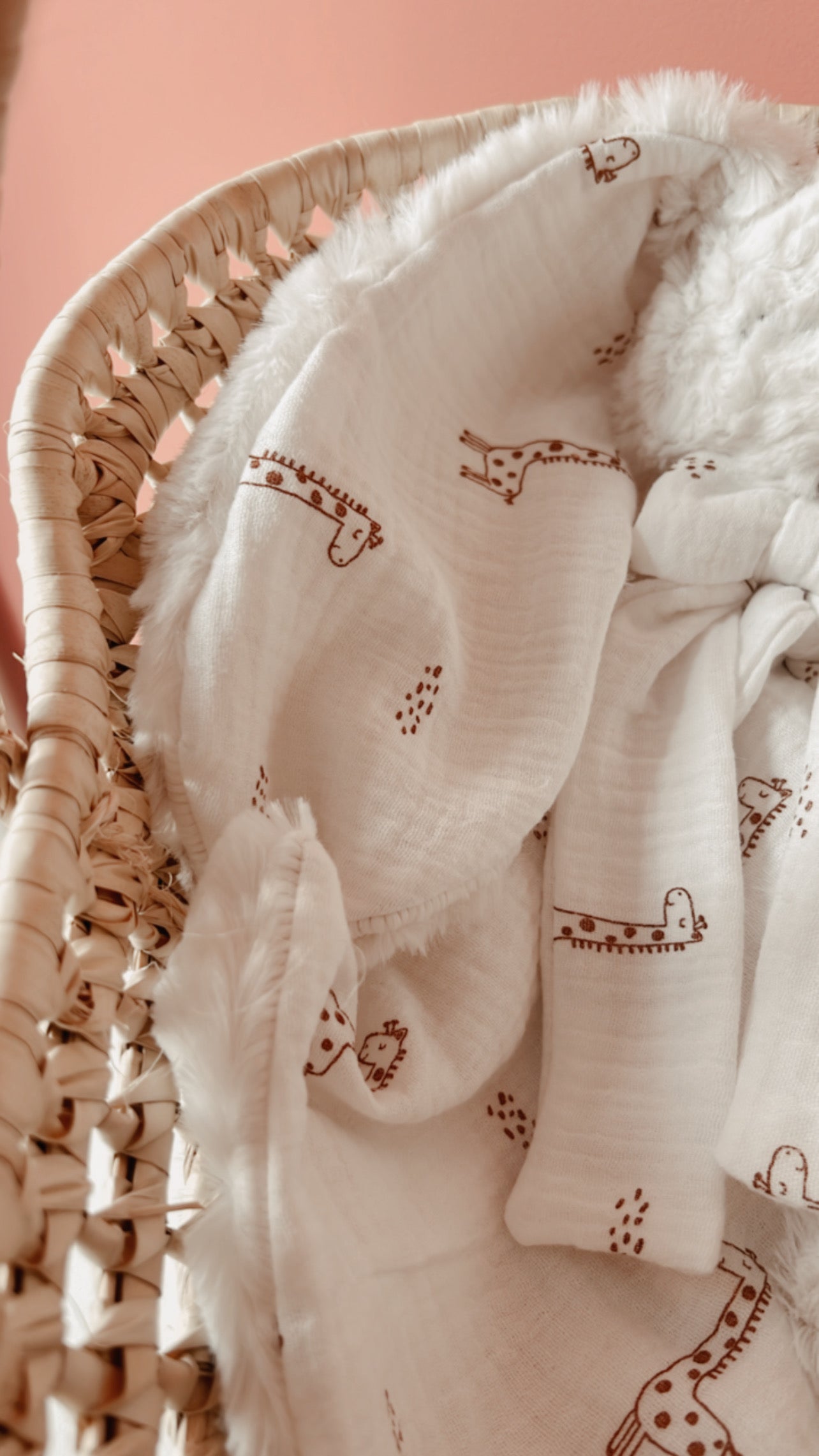 Doudou lapin lange / doudou couverture en fausse fourrure écru et gaze de coton Bio Girafons L atelier Oz et fee