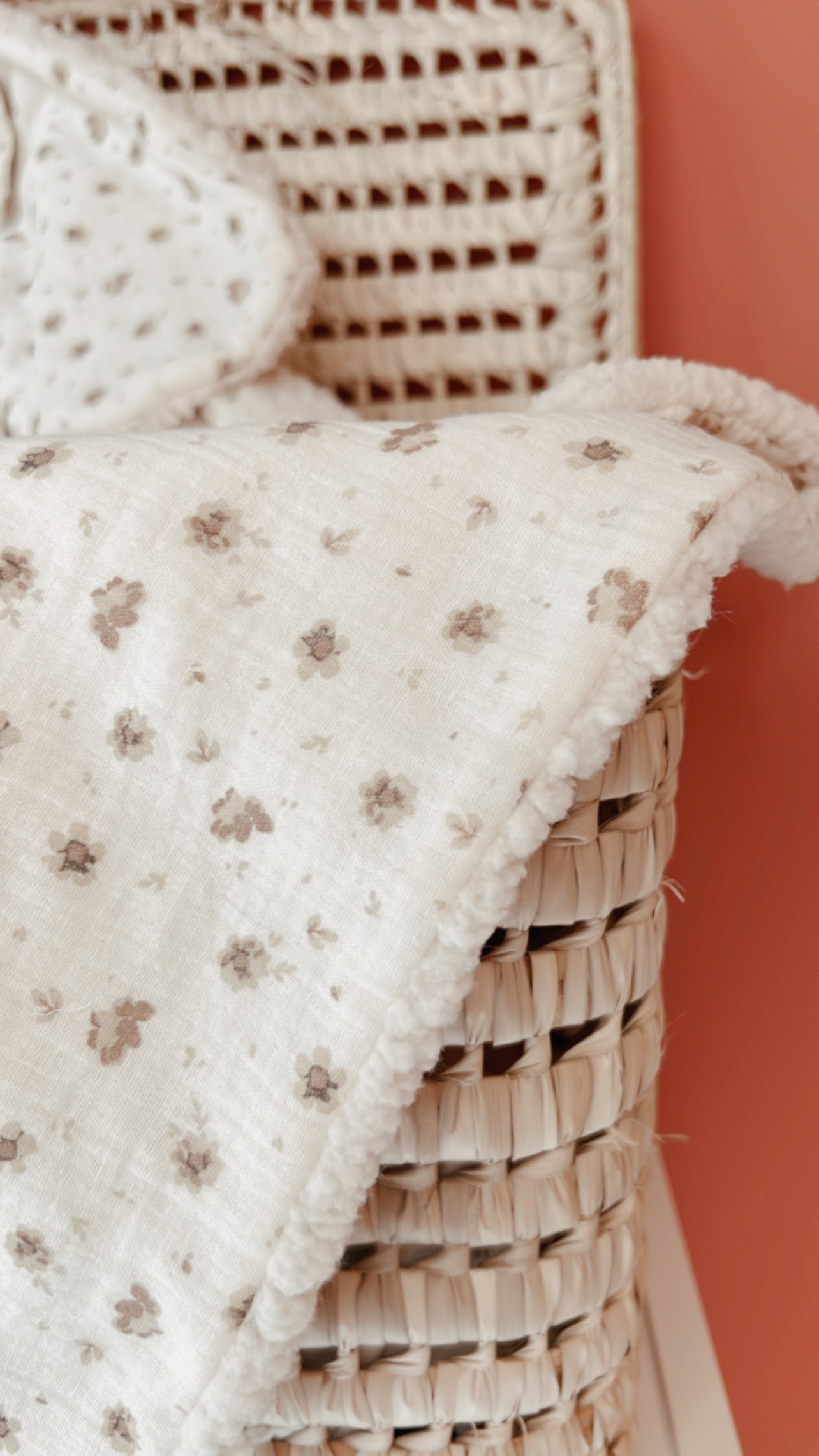Doudou lapin lange en Sherpa ivoire et double gaze de coton Caramel L atelier Oz et fee