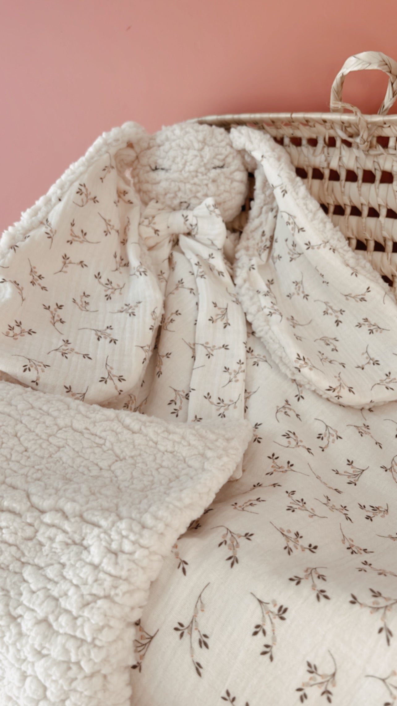 Doudou lapin lange en Sherpa ivoire et gaze Simone L atelier Oz et fee