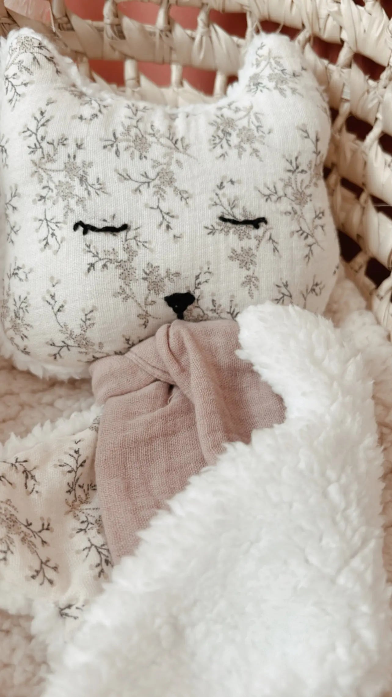 Doudou plat renard en Sherpa lait et gaze de coton à motifs. L atelier Oz et fee