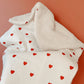 Couverture Love Sherpa ivoire - Grands coeurs rouges L atelier Oz et fee