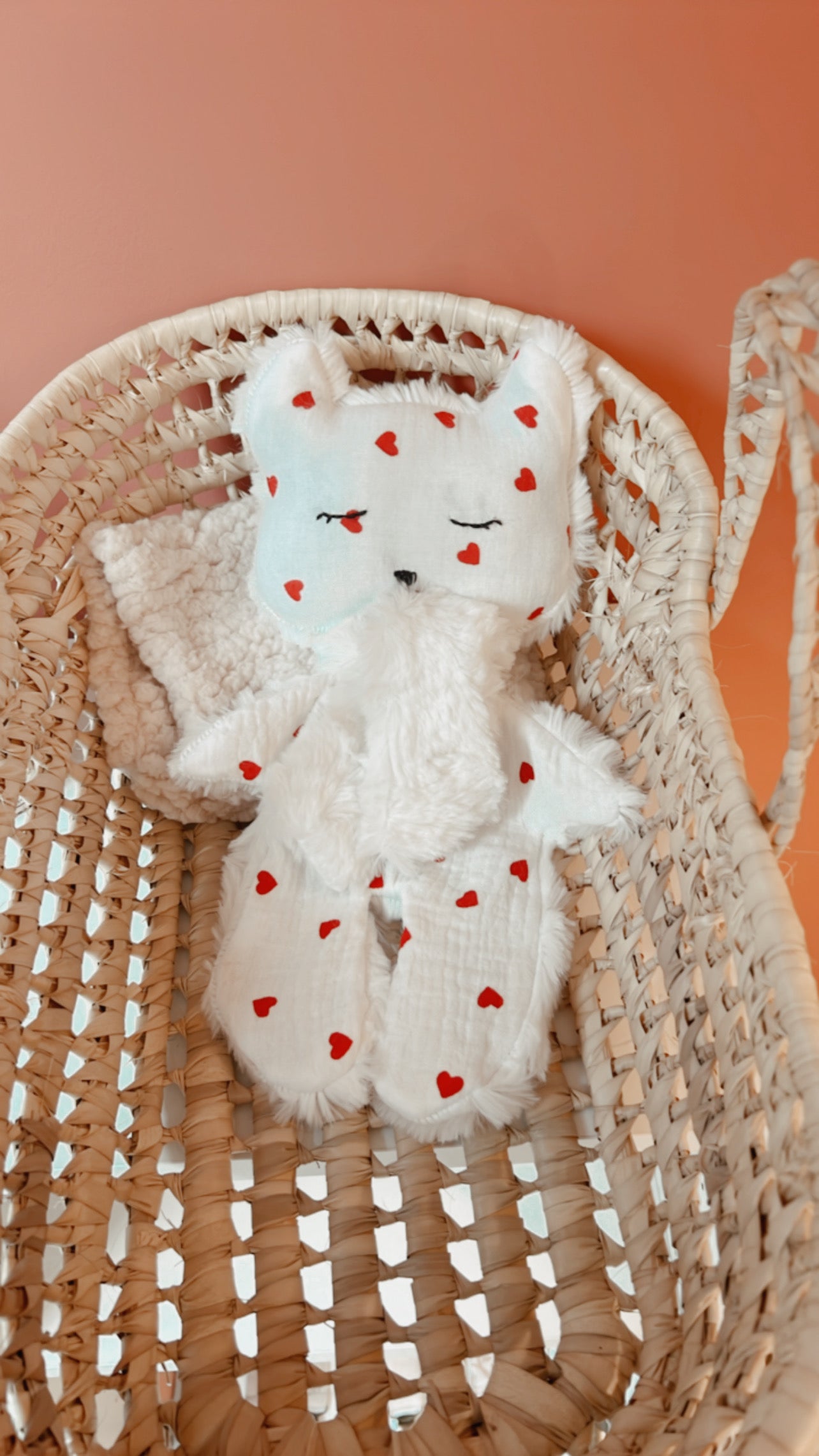 Doudou plat renard en fausse fourrure - Petits cœurs - L atelier Oz et fee