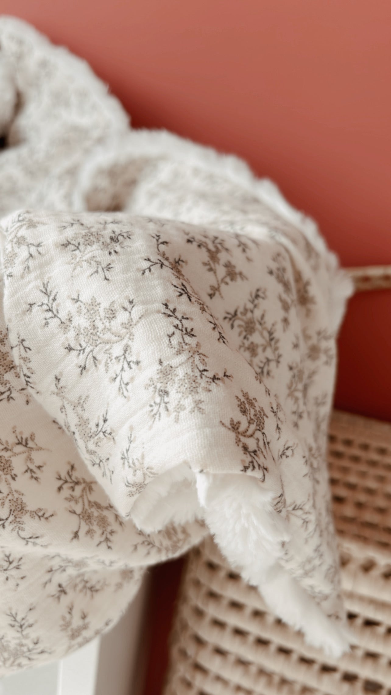 Doudou lange / doudou couverture en fausse fourrure écru  et gaze de coton écru à motifs fleuris L atelier Oz et fee