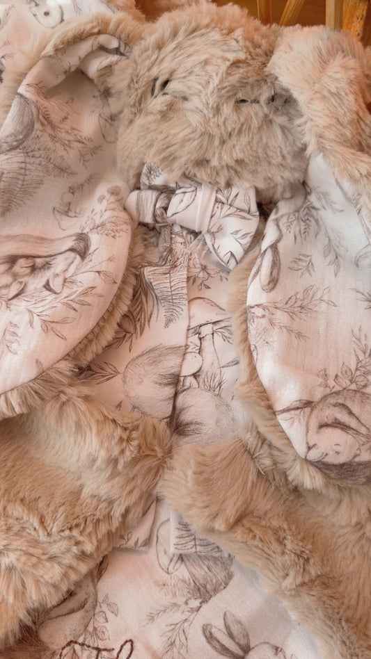 Doudou lapin lange / doudou couverture en fausse fourrure Taupe et en double gaze de coton Bio Animaux de la forêt