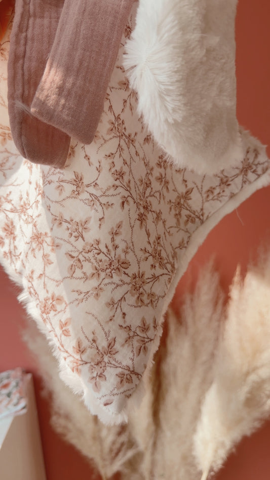 Doudou lapin lange / doudou couverture en fausse fourrure écru et Branchages roses