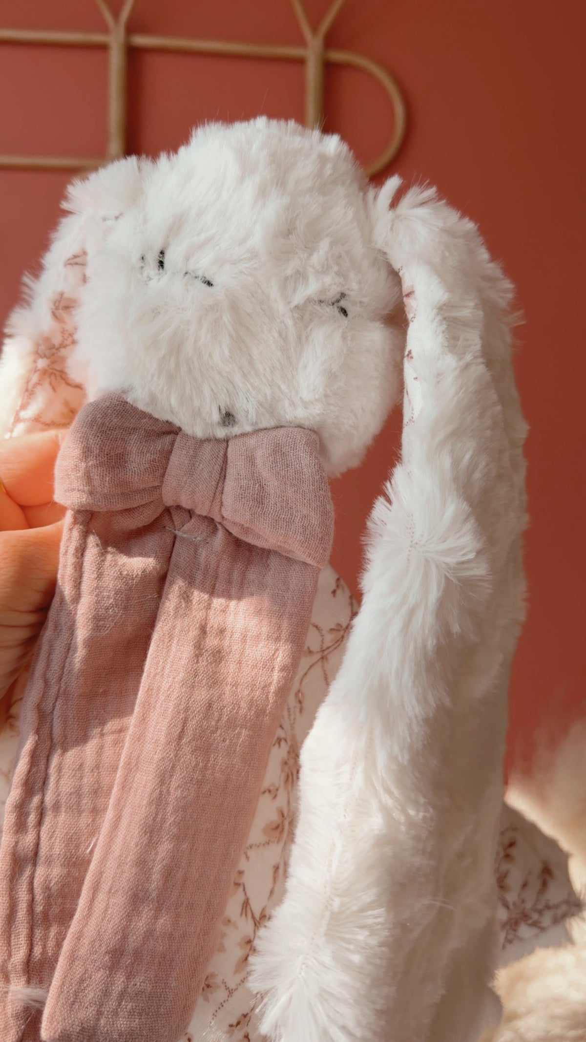 Doudou lapin lange / doudou couverture en fausse fourrure écru et Branchages roses