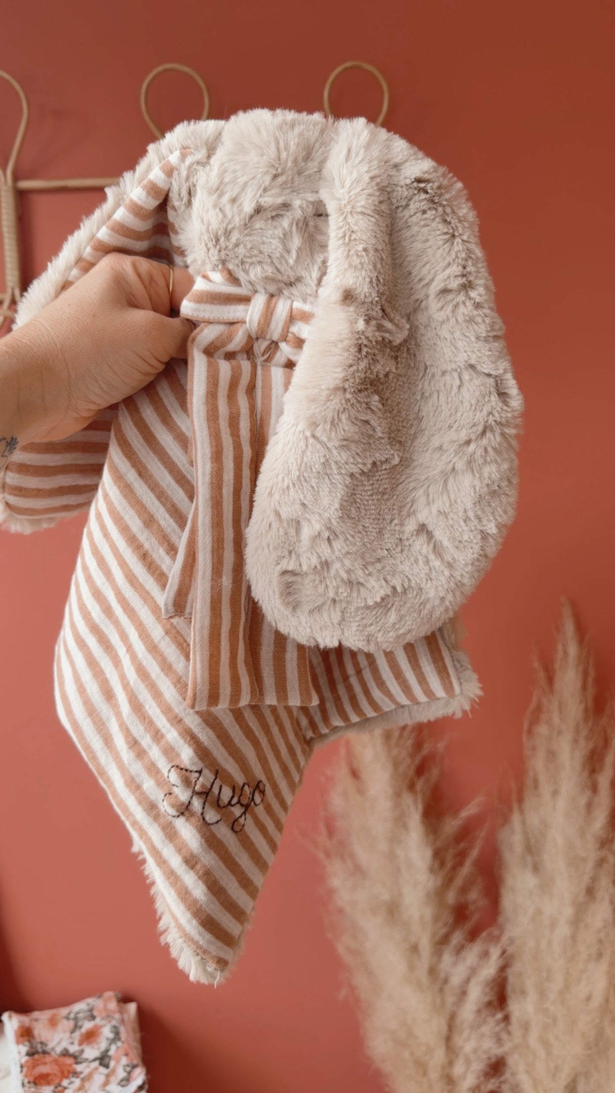 Doudou lange lapin en fausse fourrure écru et double gaze Bio RAYURES NUDES