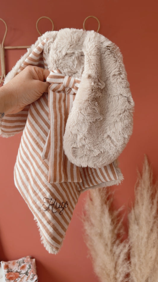 Doudou lange lapin en fausse fourrure écru et double gaze Bio RAYURES NUDES