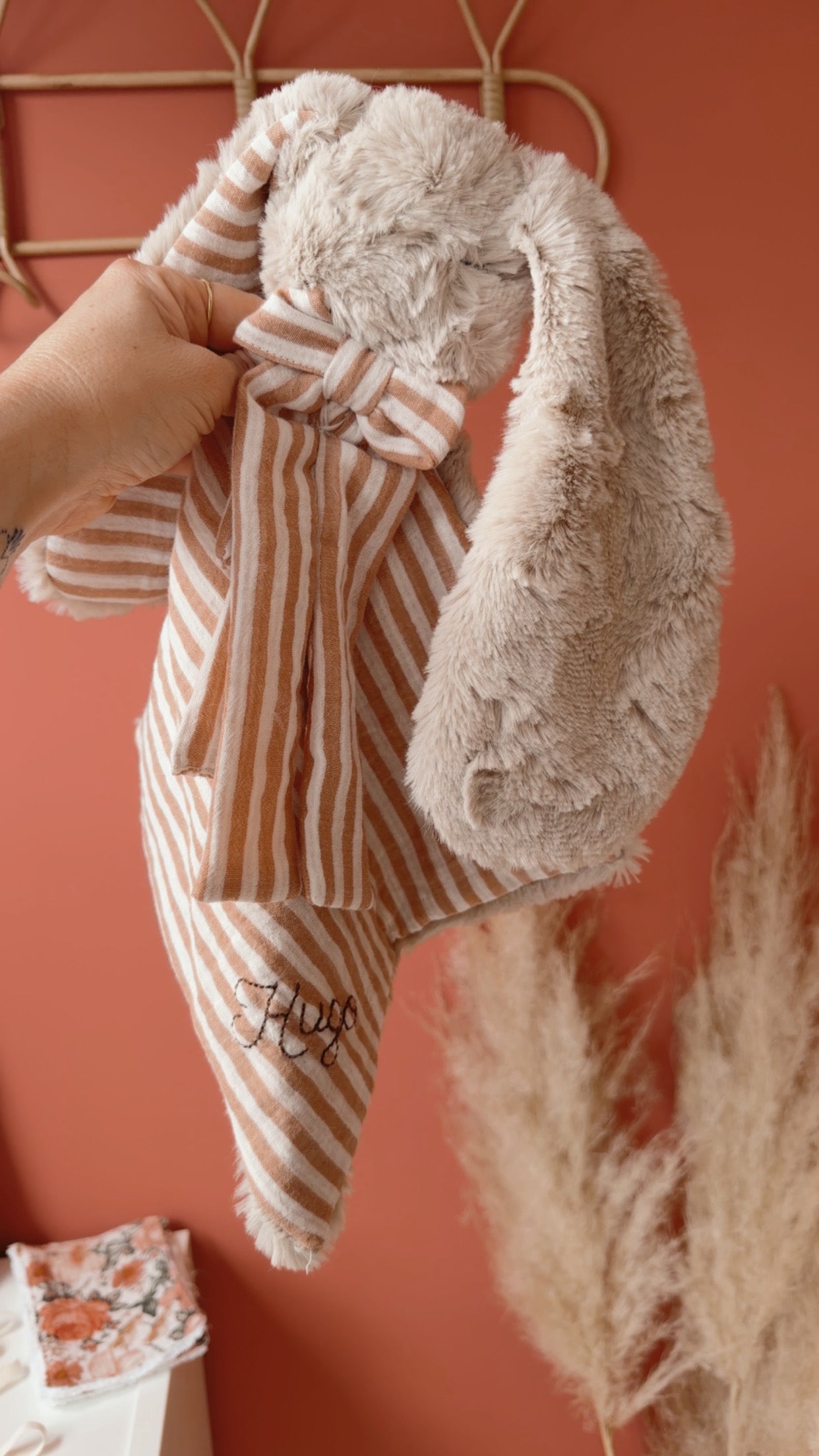 Doudou lange lapin en fausse fourrure écru et double gaze Bio RAYURES NUDES