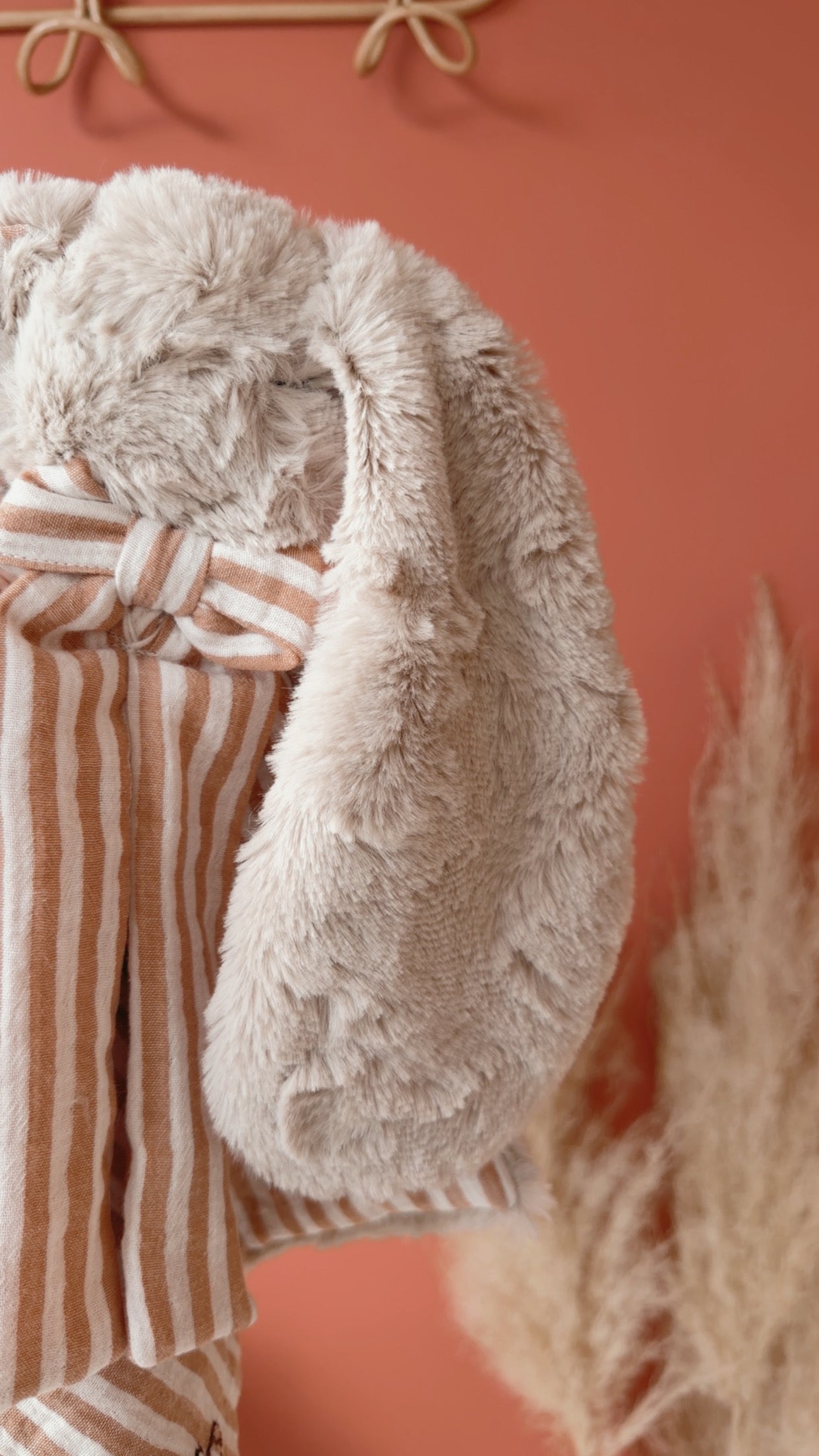 Doudou lange lapin en fausse fourrure écru et double gaze Bio RAYURES NUDES