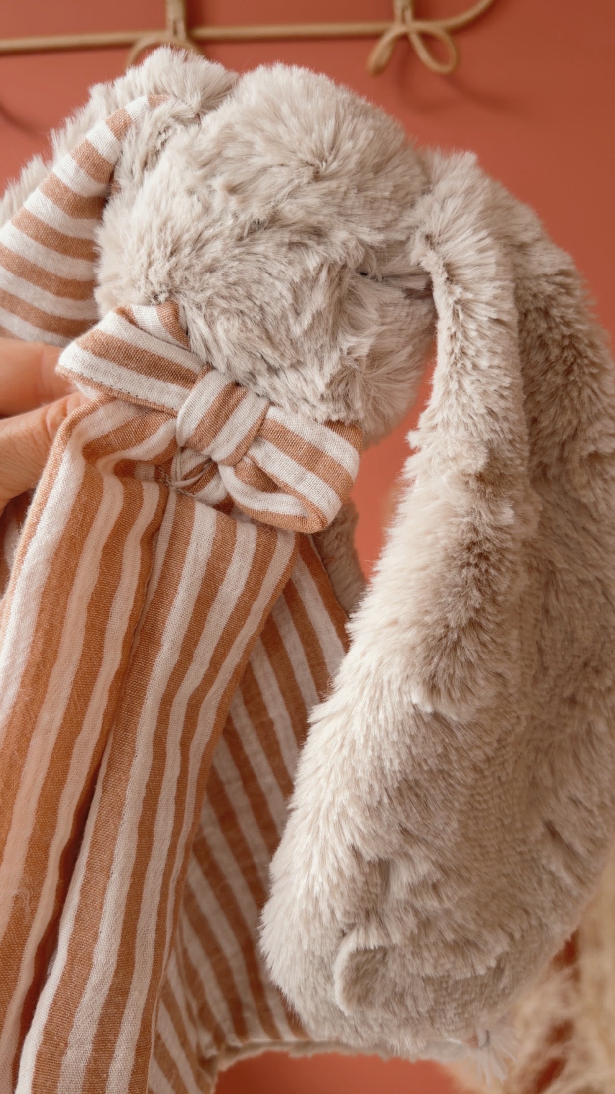 Doudou lange lapin en fausse fourrure écru et double gaze Bio RAYURES NUDES